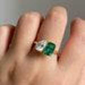 Hermoso Anillo de Compromiso con Dos Piedras de Moissanita con Esmeralda Verde y Corte de Pera en Oro de 14K, Regalo Perfecto para Ella - Product Image 4