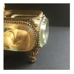 Design traditionnel or fini laiton bordure biseauté boîte en verre carré à motifs bijoux en métal organisé souvenir boîte en gros - Product Image 4