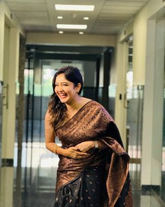 Banarasi Silk Saree สำหรับผู้หญิงที่มีการทอผ้าแบบดั้งเดิมและชายแดน zari หนักสำหรับงานแต่งงานเทศกาลและของขวัญ - Product Image 6