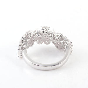 Anillo de Plata 925 con Moissanita, Diseño Único en Forma de Flor, Chapado en Rodio, con Engaste Pavé, Joyería Fina para Mujer, Regalo de Compromiso o Boda - Product Image 6