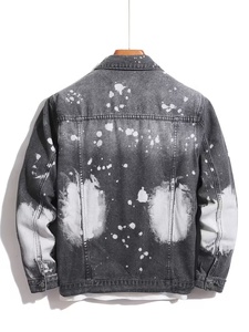 ผู้ผลิตเสื้อผ้า แจ็คเก็ตยีนส์ผู้ชาย ฟอกสีแบบ Bleach Stone Wash ตกแต่งด้วยลายปะติดเพ้นท์มือ สไตล์ลำลอง ติดกระดุม ทรงปกติ สำหรับฤดูใบไม้ร่วง - Product Image 2