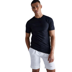 เสื้อยืดทรงเข้ารูปกล้ามเนื้อสีดำของผู้ชายผ้าโพลีเอสเตอร์ผสมสีดำ - Product Image 1