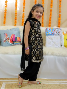 Conjunto de vestido de niños bordado a mano paquistaní Lehenga Choli Kurta Shalwar para hermanos y hermanas para fiestas y eventos culturales - Product Image 4