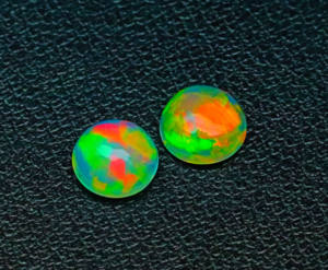 Fantástico par de ópalos etíopes-Gemas de ópalo de cabujón Welo-Ópalo de forma redonda llamativa múltiple-Piedras coloridas naturales al por mayor - Product Image 2