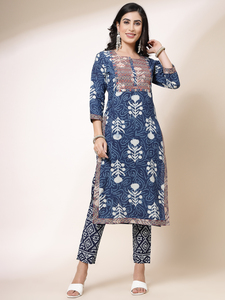 Elegante y Estiloso Conjunto de Kurta, Pantalón y Dupatta de Algodón con Bordado Floral Azul, Última Moda Étnica para Primavera/Verano, Exportación al por Mayor OEM - Product Image 2