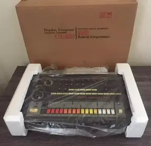 TR-808 compositore ritmico Comp-utering Contr-ollers drum machine analogiche