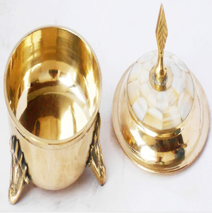 Pedestal de latón estriado encarna un encanto clásico, una sensación de elegancia estructurada con un brillo suave y tradicional. - Product Image 6