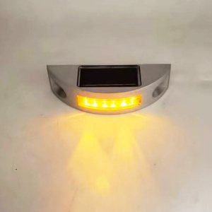 Dissuasori Stradali Solari a LED a Mezzaluna in Alluminio, Visibilità 800m, Impermeabilità IP68, Alta Visibilità per Uso Autostradale - Product Image 2