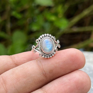 Belle bague en pierre de lune arc-en-ciel naturelle en argent sterling 925 bohème déclaration délicate bague de mariage bijoux minimalistes faits à la main - Product Image 1