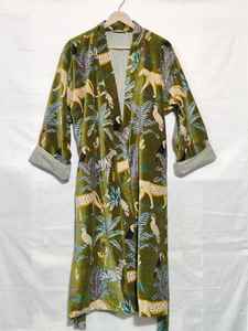 ชุดคลุมกิโมโนกำมะหยี่พิมพ์ลายสัตว์ป่า คอวี ยาวเต็มตัว สำหรับผู้หญิง ให้ความอบอุ่นในฤดูหนาว ผ้าเนื้อนุ่ม ซักเครื่องได้ - Product Image 4