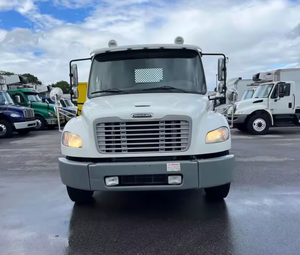 Camión de Plataforma Plana Freightliner M2 106 de 24 pies, Usado, Genuino, Años 2015, 2017, 2018 - Automático de 6, 9 Velocidades, con Puerta Trasera, Listo para Exportar - Product Image 2