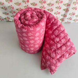 Couverture matelassée réversible en coton imprimé floral rose, taille Queen - Product Image 1