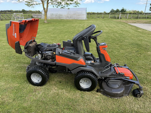 Achetez une nouvelle tondeuse autoportée Husqvarna R420TsX AWD avec une plateforme de coupe avant de 122 cm - Product Image 3