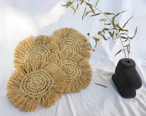 Juego de posavasos redondo de rafia hecho a mano, mimbre hecho a mano de Vietnam con alfombrillas y almohadillas con flecos - Product Image 2