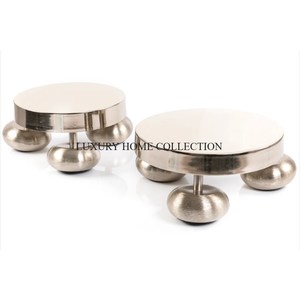 Bandeja de servicio decorativa chapada en plata con diseño de base de metal dorado ideal para recepciones de bodas y configuraciones de comedor de estilo vintage - Product Image 2