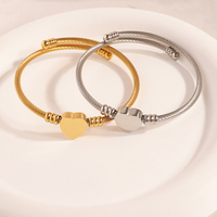 Vente en gros de bracelets ouverts en métal punk en fil métallique plaqué or 18 carats bracelets élastiques en acier inoxydable avec cœur d'amour