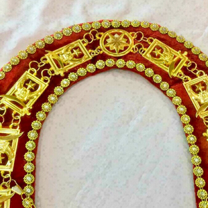 Collares de cadena de Sumo Sacerdote masónico personalizado con respaldo de terciopelo rojo chapado en oro con diamantes de imitación - Product Image 2
