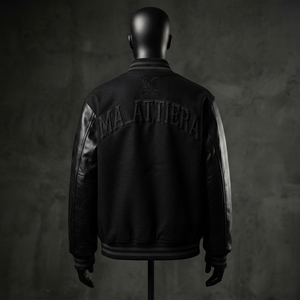 Chaqueta de hombre negra de lana con mangas de cuero y botones a presión, cuello y puños con ribetes, paneles en contraste, estilo casual y urbano, ajuste personalizado. - Product Image 2