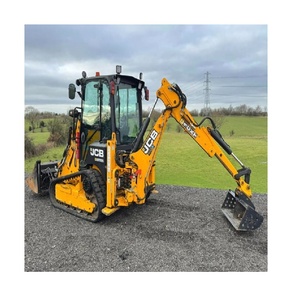 Le chargeur sur chenilles JCB 1CX offre un débit hydraulique de soixante litres par minute et une grande hauteur au sol pour les terrains accidentés. - Product Image 4