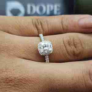 แหวนหมั้นเพชรโมอิสซาไนต์ทรงคุชชั่นสุดหรู พร้อมใบรับรอง IGI ตัวเรือนชุบทอง 14KT ประดับเพชรแบบ Pave เหมาะสำหรับเป็นของขวัญหมั้น - Product Image 6