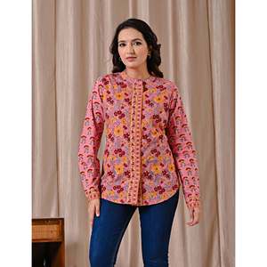 Haut pour femme en coton et soie à imprimé floral rose foncé, logo brodé, tenue de bureau formelle, taille XL, boutons sur le devant - Product Image 1