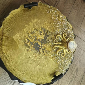 Plateau en résine de qualité supérieure en or avec bords noirs et bouton central Plateau rond élégant pour décoration de cuisine et cadeaux - Product Image 1