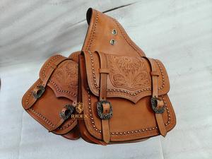 Bolsa de Silla de Montar Occidental de Cuero ADEEFA con Diseño Floral Hecho a Mano para Senderismo, Campamento y Almacenamiento Ecuestre al Aire Libre. - Product Image 4
