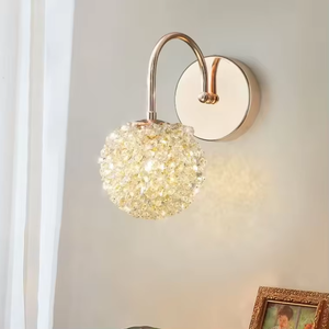 Les appliques murales en métal et en verre rendent les petits espaces plus grands et plus lumineux. Le placement vertical ajoute de la hauteur et de la dimension aux intérieurs. - Product Image 1