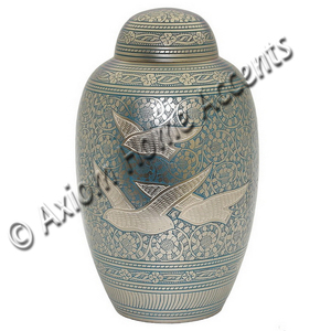 Elegante urna funeraria de latón con artesanía detallada y superficie brillante para un monumento duradero de Axiom Home Accents - Product Image 6