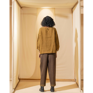 Blusa INAYA 100% Lino con Cuello Asimétrico, Estampado Floral Dibujado a Mano, Dorado/Mustard, Satinado, Ropa Formal de Oficina, Talla XL - Product Image 4