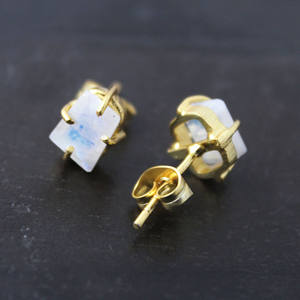 Pendiente de tuerca chapado en oro con forma elegante de piedra lunar natural hecho a mano al por mayor para joyería - Product Image 3