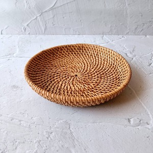 Assiette ronde en coquillage de rotin de style tropical, cadeau de Noël fait à la main pour une présentation élégante des repas - Product Image 1