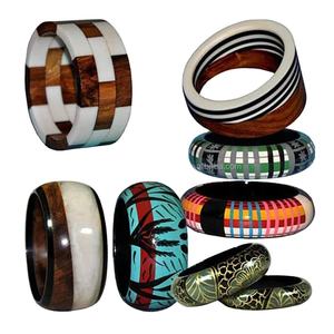 Elegante brazalete de resina grabado hecho a mano con aspecto artístico moderno y combinaciones de colores únicas para mujer joyería de moda - Product Image 2