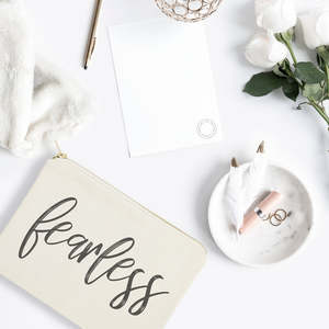 กระเป๋าจัดระเบียบเครื่องสำอางผ้าแคนวาสฝ้ายรักษ์โลก พร้อมโลโก้สั่งทำ กระเป๋าใส่เครื่องสำอางแบบซิป ลายตัวอักษร - Product Image 3