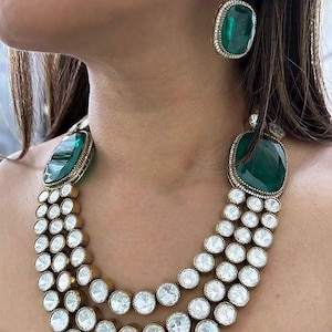 Ensemble de collier Kundan double vert naturel, émeraude, triple rangée, Polki Kundan non taillé, ensemble de bijoux de mariage, collier avec boucles d'oreilles - Product Image 3