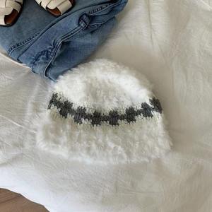 Gorro de cubo de felpa de punto grueso cálido para invierno, gorro de gorro a juego de colores a la moda personalizado en blanco y negro para mujer - Product Image 4