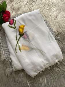 Hermoso Sari de Georgette con Estampado Floral y Borde de Cuentas, Fabricante de Moda Femenina de la India a la Tarifa Más Baja - Product Image 3