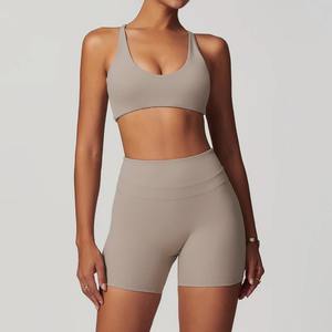 Ensemble de sport de gymnastique à séchage rapide pour femmes 2 pièces Costume de yoga à motif solide avec survêtement d'entraînement à manches courtes pour la course à pied Logo sur le devant - Product Image 6