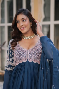 Costume Salwar Plazzo brodé de style pakistanais de créateur indien dernier style et élégant pour femmes tenue décontractée pour fête de mariage à imprimé lourd - Product Image 3