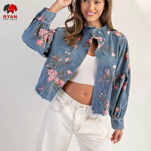 Veste en jean pour femme de haute qualité, au design intemporel, manches longues et tissu doux délavé - Product Image 3