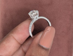 Anillo de Compromiso Clásico de Plata S925 con Moissanita de Corte Cojín de 2.30 Ct, Regalo para Mujer, Chapado en Rodio, Engaste Pavé, para Boda y Fiesta - Product Image 3