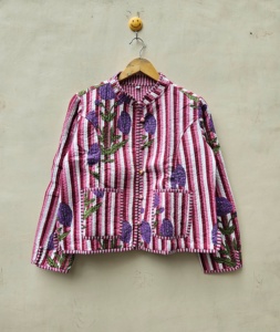 Chaqueta de invierno con estampado de flores a mano, ropa de mujer, chaqueta Kantha India blanca y rosa, Abrigo acolchado de algodón, bohemio, hippie - Product Image 1