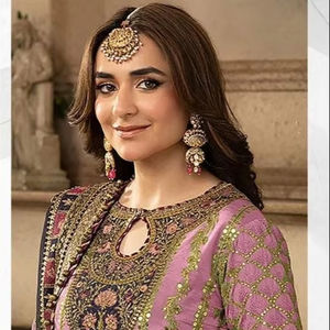 Sofisticado Shalwar Kameez de invierno de estilo indio para adultos Organza adornada con perlas radiantes con acabado Santoon - Product Image 1