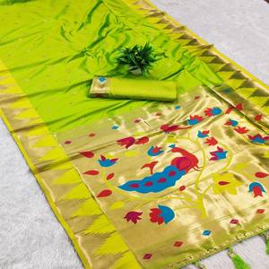 Sari de Seda Paithani Suave VASTRA COTTAGE con Zari Meenakari, Pallu con Diseño de Pavo Real, Borde de Templo Tejido con Zari y Blusa de Seda - Product Image 4