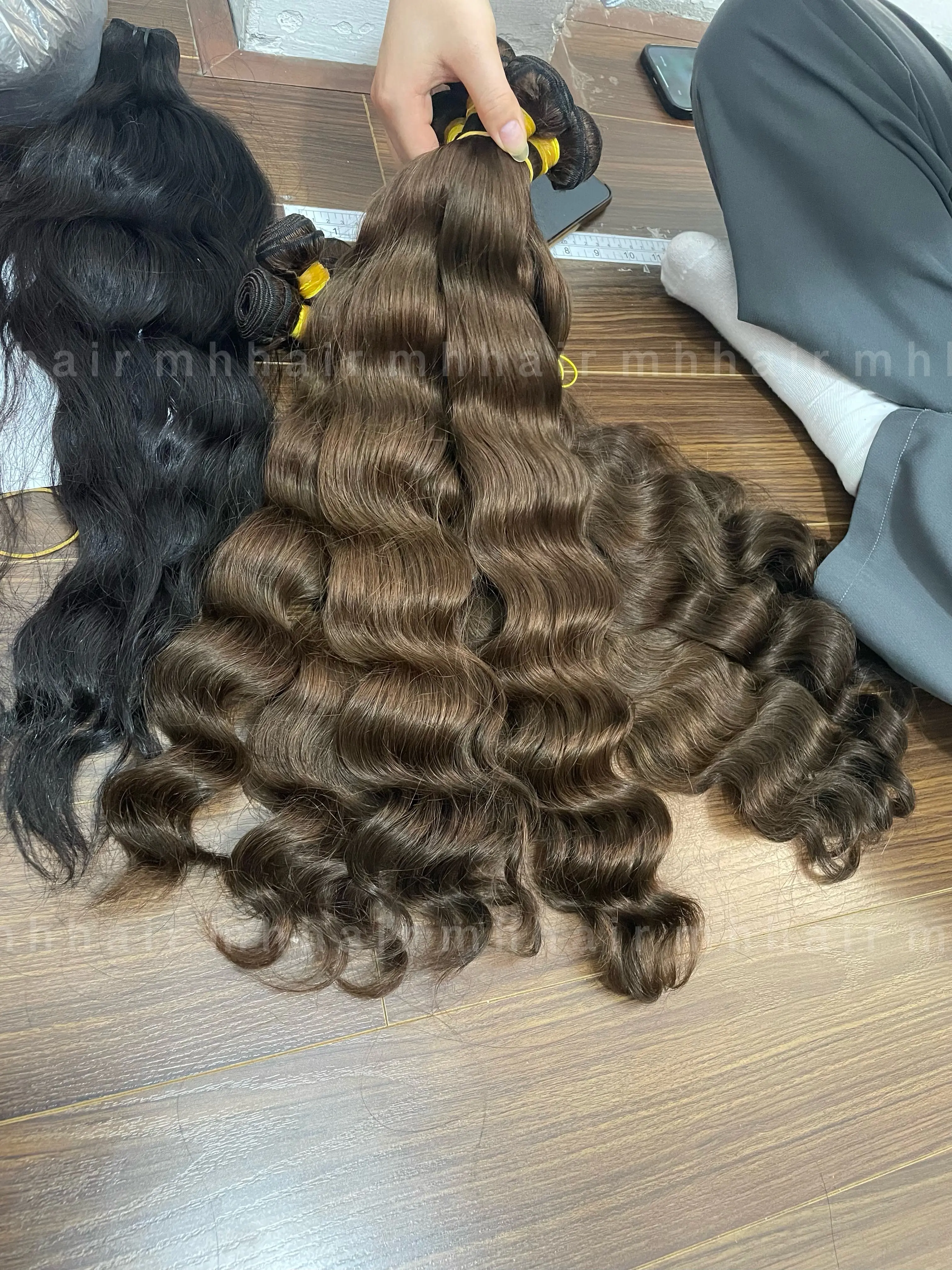 Вьетнамские пучки необработанных волос Текстура Шелковистая волна упругий цвет темно-коричневый Лидер продаж стиль может 2024