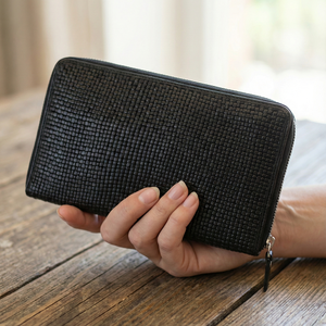 Portefeuille-pochette pour femmes, fait main, écologique, léger, en osier noir, avec fermeture éclair, en cuir résistant à l'eau, design tissé à la main - Product Image 1