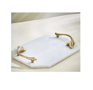 Plateau de service en marbre blanc au design unique avec poignées décoratives en laiton Plateau de service pour ustensiles de cuisine - Product Image 2