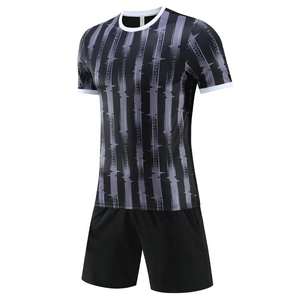 Nuevo Conjunto de camiseta y pantalones cortos de fútbol por sublimación personalizada de alta calidad, transpirable, de secado rápido, 100% poliéster, respetuoso con el medio ambiente - Product Image 6