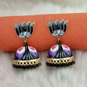 Kriaa Black Meenakari Lotus Jhumka Pendientes 1314429E Accesorio de moda - Product Image 1