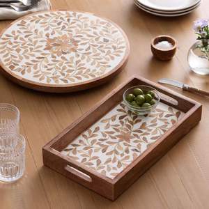 Plateau en bois naturel avec incrustation de nacre utilisé comme plateau alimentaire élégant pour les chocolats et les fruits secs - Product Image 1